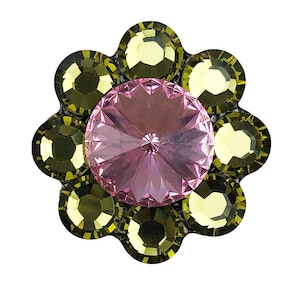 以下が含まれることがあります： ピンクのラインストーンが、より小さな緑のラインストーンの円に囲まれ、花の形をしています。