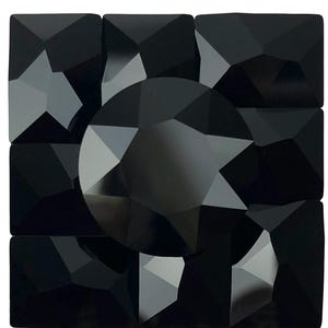 Peut inclure: Composition carrée de pierres précieuses noires et facettées. La gemme centrale est ronde, entourée de gemmes rectangulaires. Les pierres ont une finition brillante, reflétant la lumière. Le design est géométrique et moderne, créant un effet visuel saisissant.