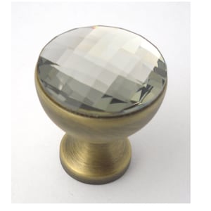 以下が含まれることがあります： ファセットデザインの丸いクリスタルキャビネットノブ。ノブは真鍮のベースに取り付けられています。