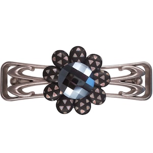 Könnte beinhalten: Eine silberne Haarklammer mit einem schwarzen Blumendesign. Die Blume hat einen großen, schillernden, schwarzen Edelstein in der Mitte.