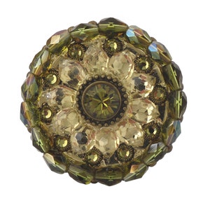 以下が含まれることがあります： 花柄の緑と金の宝石で飾られた丸いノブ。ノブはガラスと金属でできています。