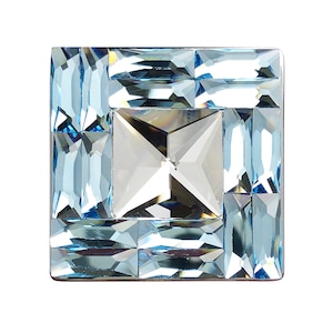 Peut inclure: Une broche en cristal de forme carrée avec un cristal central transparent entouré de petits cristaux bleus.