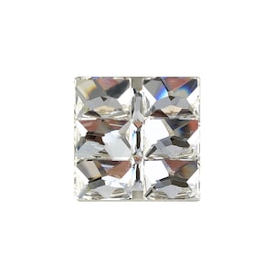 以下が含まれることがあります： ファセットデザインの正方形のクリスタルノブ。ノブは透明なクリスタル製で、シルバー仕上げです。