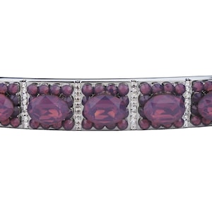 Könnte beinhalten: Eine silberne Haarklammer mit vier ovalen, lilafarbenen Strasssteinen, die in einem quadratischen Rahmen gefasst sind.