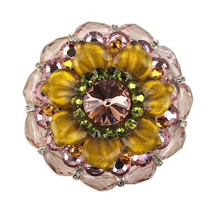 Könnte beinhalten: Eine gelbe Blumenbrosche mit rosa und grünen Kristallen. Die Brosche ist aus Metall und hat ein detailliertes Design.