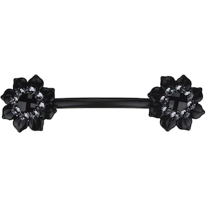 Może przedstawiać: Czarny piercing do ciała z dwoma kwiatowymi końcówkami. Każdy kwiat ma czarny kamień centralny otoczony mniejszymi, przezroczystymi kamieniami.