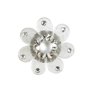 Puede incluir: Un broche de flor de cristal transparente con un centro de perla y diamantes de imitación.