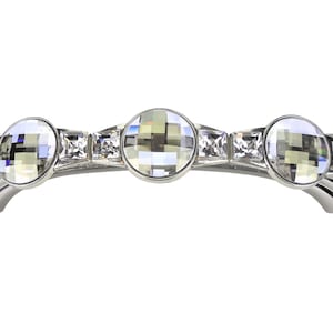 Könnte beinhalten: Ein silberner Schrankgriff mit drei runden Kristallknöpfen und kleineren Kristallverzierungen.