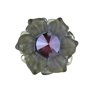 Könnte beinhalten: Ein lila Strass-Blumen-Verzierung mit einem grauen Blumendesign.