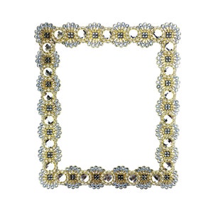 Könnte beinhalten: Ein goldener und silberner Bilderrahmen mit einem dekorativen Rand aus kleinen runden Strasssteinen.