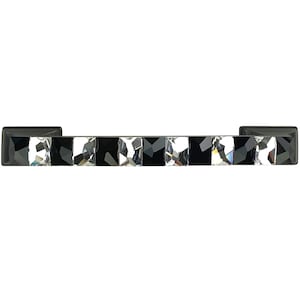 Könnte beinhalten: Schwarzer Schrank-Griff mit einer Reihe von klaren und schwarzen quadratischen Kristallen.