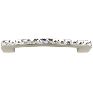 Könnte beinhalten: Ein silberner Schrankgriff mit einer Reihe von klaren Kristall-Straßsteinen.