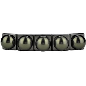 Puede incluir: Una barra de metal negro con cinco acentos redondos de color verde oscuro, que parecen perlas.