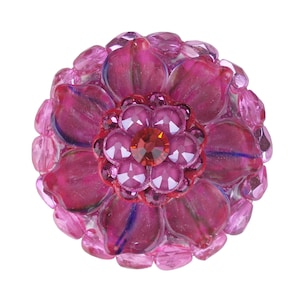 Może przedstawiać: Różowy szklany kwiat z centrum z czerwonych i różowych kryształów.