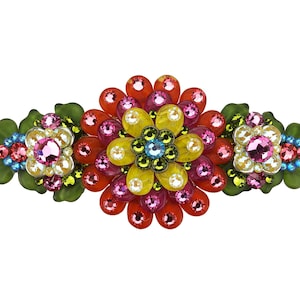 Könnte beinhalten: Dekorative Haarspange mit floralem Design. Die Spange ist mit farbenfrohen, funkelnden Edelsteinen in Rot-, Rosa-, Gelb- und Blautönen verziert. Grüne Blätter und Akzente vervollständigen das Design.