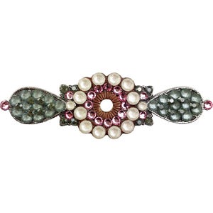 Peut inclure: Barrette or épingle à cheveux ornée, avec un motif floral central composé de fausses perles blanches, de cristaux roses et d'un centre marron. Les extrémités en forme de goutte d'eau sont ornées de cristaux gris-vert et de détails roses.
