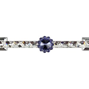 Könnte beinhalten: Ein silberner Schubladenzug mit einem klaren Kristalldesign und einem großen, runden, violetten Kristall in der Mitte.