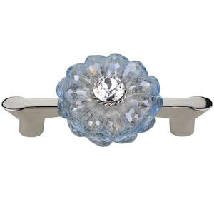 Könnte beinhalten: Ein hellblauer Glas-Schrankknopf mit einem Kristall-Mittelteil und einer silbernen Metallbasis.