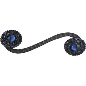 Puede incluir: Atado de cortina de metal negro con dos acentos ovales azules adornados con joyas.