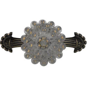 Op de afbeelding: Een decoratieve kastknop met een kristal-achtig midden omgeven door kleinere kristallen. De knop is bevestigd aan een metalen basis met een gouden afwerking.