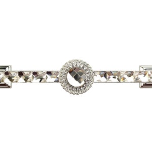 Op de afbeelding: Zilveren ladegreep met een kristallen middenstuk en kristallen accenten. De greep is ongeveer 15 cm lang.