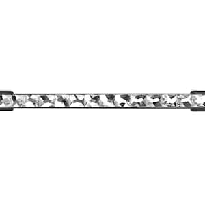 Könnte beinhalten: Schwarzer Schrankgriff mit einer Reihe von klaren, kristallartigen Steinen.