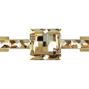 Puede incluir: Un anillo dorado con una gran piedra central cuadrada de cristal color ámbar. La banda presenta cristales rectangulares más pequeños a ambos lados de la piedra central. El anillo tiene un diseño moderno y geométrico.