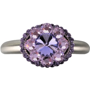 Könnte beinhalten: Ein silberner Ring mit einem großen violetten Edelstein, der von kleineren violetten Edelsteinen umgeben ist.