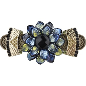 Op de afbeelding: Een gouden en zwarte haarspeld met een blauw en groen bloemenontwerp. De bloem heeft een zwarte edelsteen in het midden.