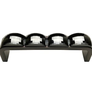 Könnte beinhalten: Schwarze Schrankbeschläge mit geometrischem Design. Der Griff ist aus Metall und hat eine rechteckige Form.