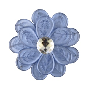 以下が含まれることがあります： 中央に透明なクリスタルが付いた青い花の形のブローチ