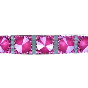 Könnte beinhalten: Ein silbernes Haarkamm mit einer Reihe von rosa und weißen Kristallsteinen.