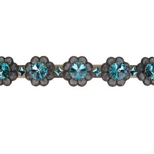 Peut inclure: Une rangée de cinq embellissements décoratifs en métal en forme de fleur avec des centres en cristal bleu.