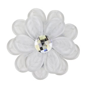 Peut inclure: Une fleur en verre givré blanc avec un centre en cristal transparent. La fleur a huit pétales et est un élément décoratif.