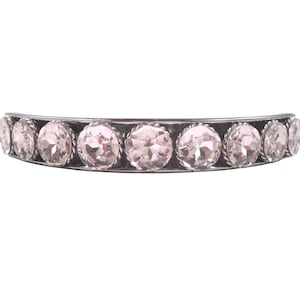 Könnte beinhalten: Ein silbernes Stirnband mit einer Reihe von klaren Strasssteinen.