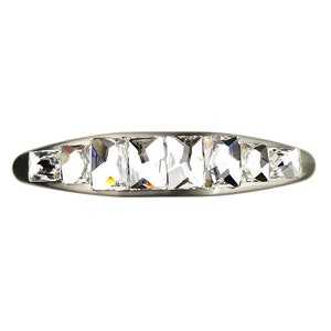 Può includere: Un anello a fascia d'argento con cinque pietre preziose quadrate trasparenti incastonate in fila.