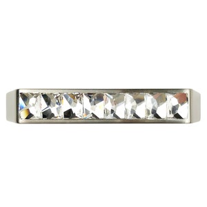 Può includere: Una maniglia per cassetto a forma di barra argentata con una fila di strass di cristallo trasparente.