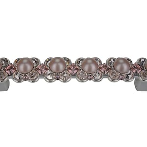 Könnte beinhalten: Ein silberner Schubladenzug mit einer Reihe von fünf Perlencabochons, umgeben von rosa und klaren Strasssteinen.