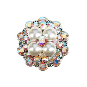 以下が含まれることがあります： 虹色のラインストーンが4つの白い真珠のアクセントを囲む、銀色のブローチです。