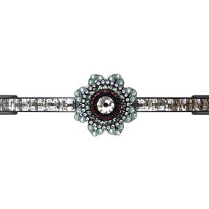 Könnte beinhalten: Eine silberne Haarklammer mit einem Blumenmuster. Die Blume besteht aus Perlen und Strasssteinen in den Farben Blau, Grün und Rot. Die Mitte der Blume hat einen großen, klaren Strassstein.