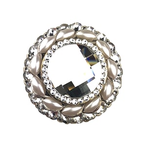 Tirador de armario de cristal y perla blanca; herrajes cromados con incrustaciones de joyas.