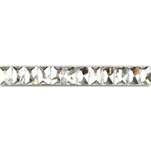 Może przedstawiać: Srebrny pasek z rzędem przezroczystych kryształowych cyrkonii.