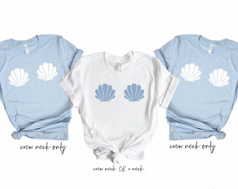 Könnte beinhalten: Drei T-Shirts mit einem Muschel-Design. Die T-Shirts sind hellblau und weiß. Der Text "crew neck only" steht auf den blauen T-Shirts. Der Text "crew neck OR t-neck" steht auf dem weißen T-Shirt. Der Text "icecreamlove" steht am unteren Rand des Bildes.