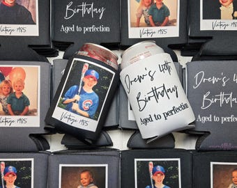 Enfriador de latas personalizado para cumpleaños. Foto y texto vintage de 1986 / Funda para cerveza personalizada para recuerdo de fiesta... FRAMEP