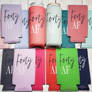 Puede incluir: Una colecci&oacute;n de 10 enfriadores de latas de colores con el texto "Forty AF" impreso en ellos. Los enfriadores est&aacute;n hechos de neopreno y tienen una cremallera blanca.