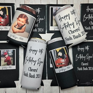 Peut inclure: Plusieurs manchons isothermes noirs et blancs pour canettes et bouteilles, avec des photos vintage et du texte personnalis&eacute;. Le texte comprend "Happy 40th Birthday Ryan! Cheers! Nash Bash 2024" et "Vintage 1984".