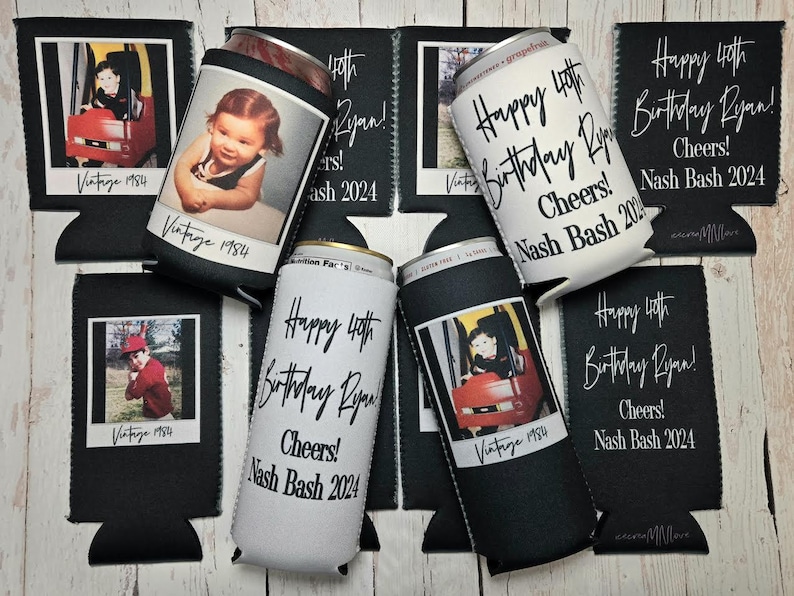 Peut inclure: Plusieurs manchons isothermes noirs et blancs pour canettes et bouteilles, avec des photos vintage et du texte personnalis&eacute;. Le texte comprend "Happy 40th Birthday Ryan! Cheers! Nash Bash 2024" et "Vintage 1984".