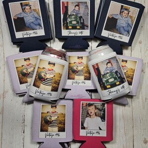 Peut inclure: Plusieurs pochettes isothermes pour canettes de diff&eacute;rentes couleurs, chacune avec une photographie vintage. Certaines affichent le texte "Vintage 1986," "Vintage 1996," ou "Johnny's 40th." Les pochettes sont con&ccedil;ues pour les canettes de boissons standard.