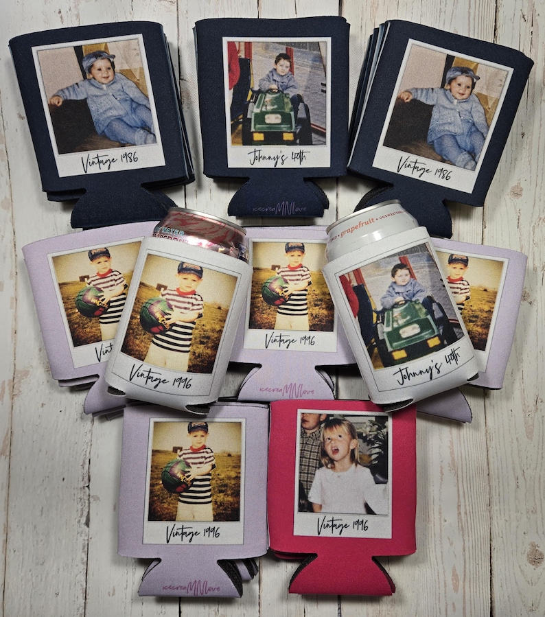 Peut inclure: Plusieurs pochettes isothermes pour canettes de diff&eacute;rentes couleurs, chacune avec une photographie vintage. Certaines affichent le texte "Vintage 1986," "Vintage 1996," ou "Johnny's 40th." Les pochettes sont con&ccedil;ues pour les canettes de boissons standard.