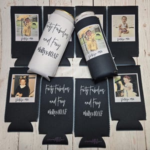 K&ouml;nnte beinhalten: Schwarze Getr&auml;nkek&uuml;hler mit einem Vintage-Foto und dem Text "Forty Fabulous and Foxy #lollys40AF". Ein K&uuml;hler ist wei&szlig;, die anderen sind schwarz. Die K&uuml;hler haben ein Foto eines Kindes.